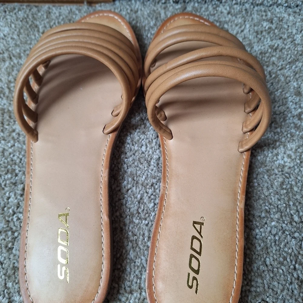 NWOT Soda Womens Slip On Tan Multi Band Flats Size 9